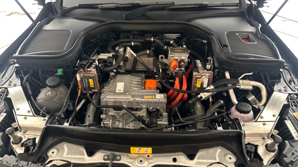 MERCEDES EQC Image 16