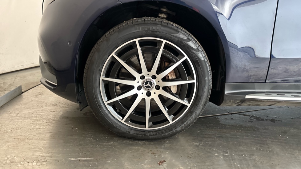 MERCEDES EQC Image 17