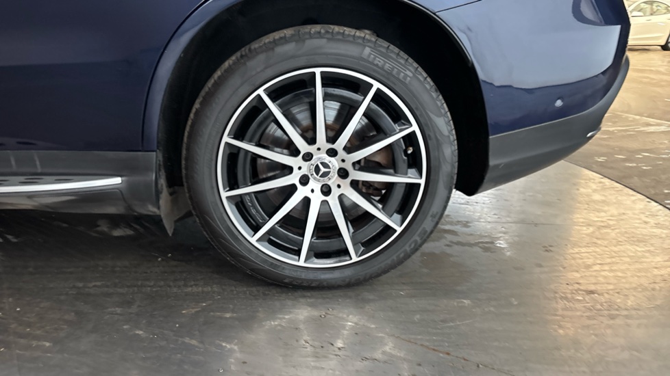 MERCEDES EQC Image 18