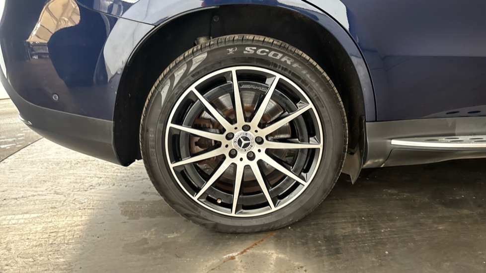 MERCEDES EQC Image 19