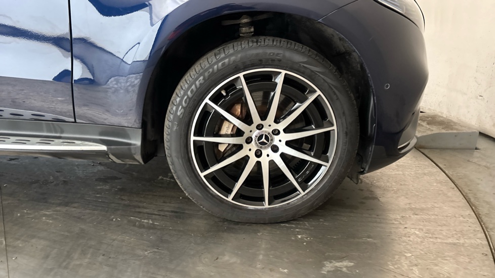 MERCEDES EQC Image 20