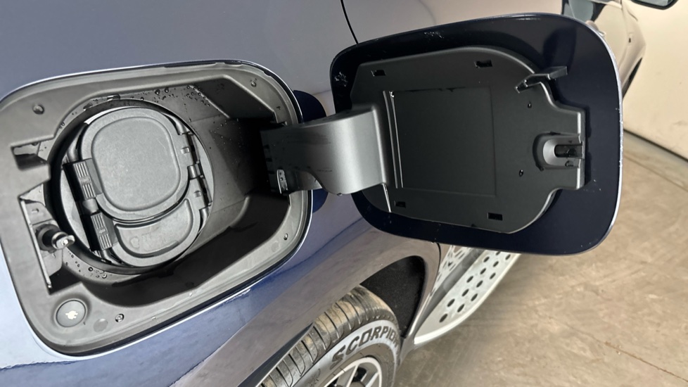 MERCEDES EQC Image 21