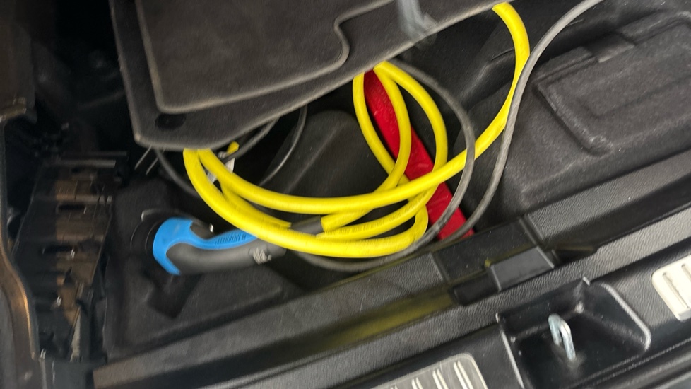 MERCEDES EQC Image 22