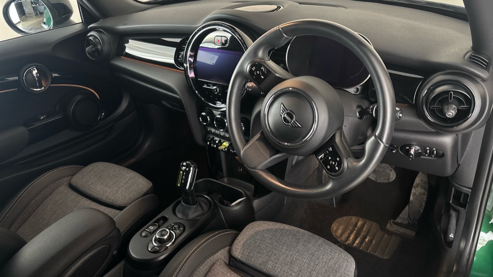 MINI HATCHBACK Image 9