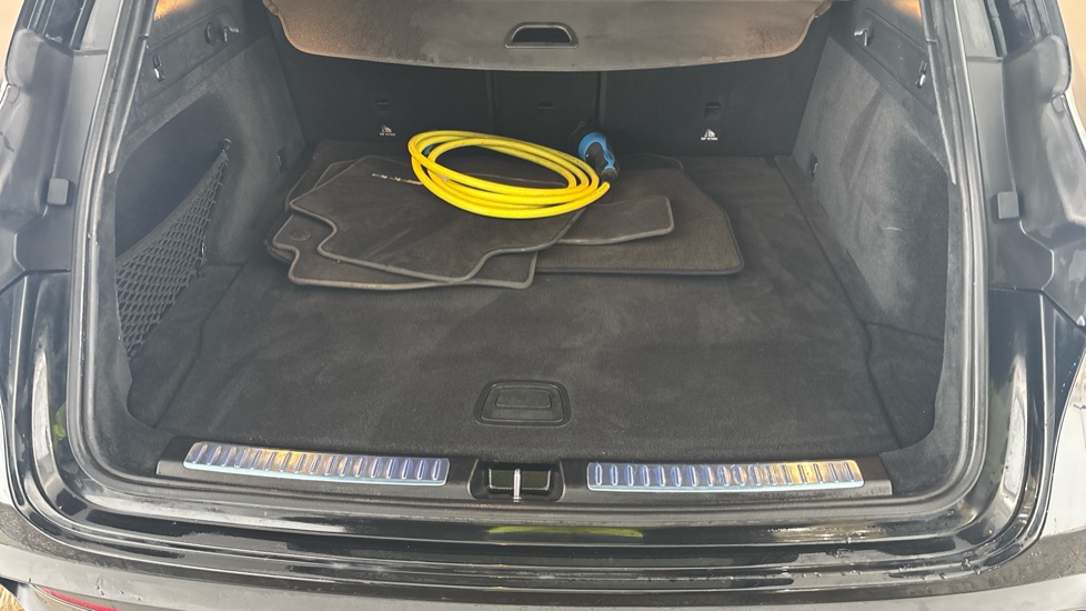 MERCEDES EQC Image 15