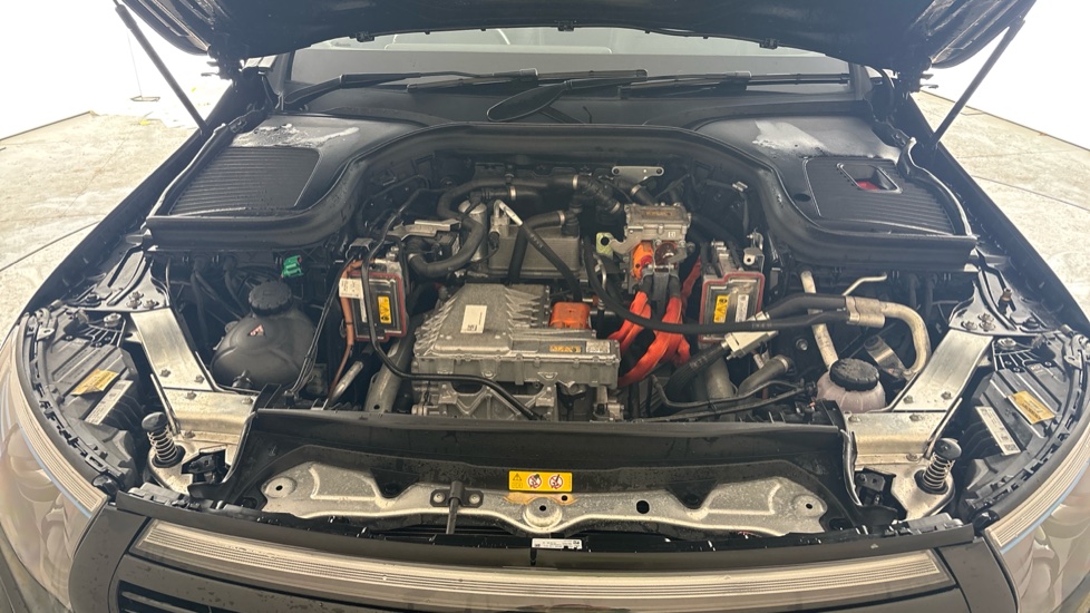 MERCEDES EQC Image 16