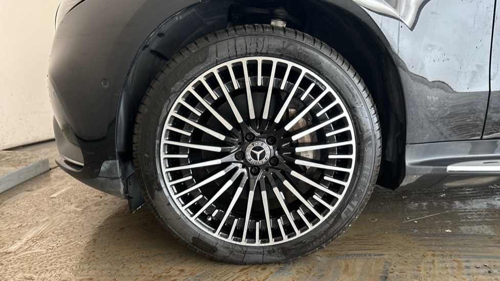 MERCEDES EQC Image 17