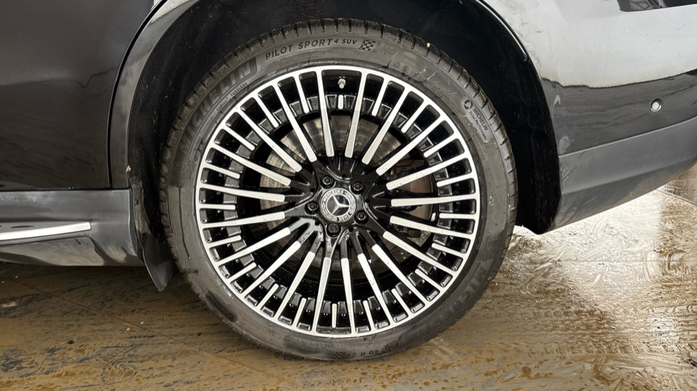 MERCEDES EQC Image 18