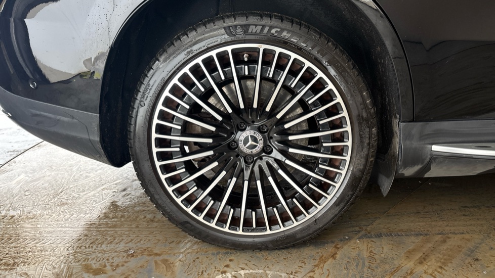 MERCEDES EQC Image 19