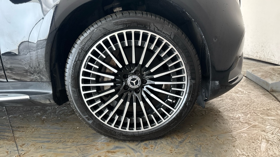 MERCEDES EQC Image 20