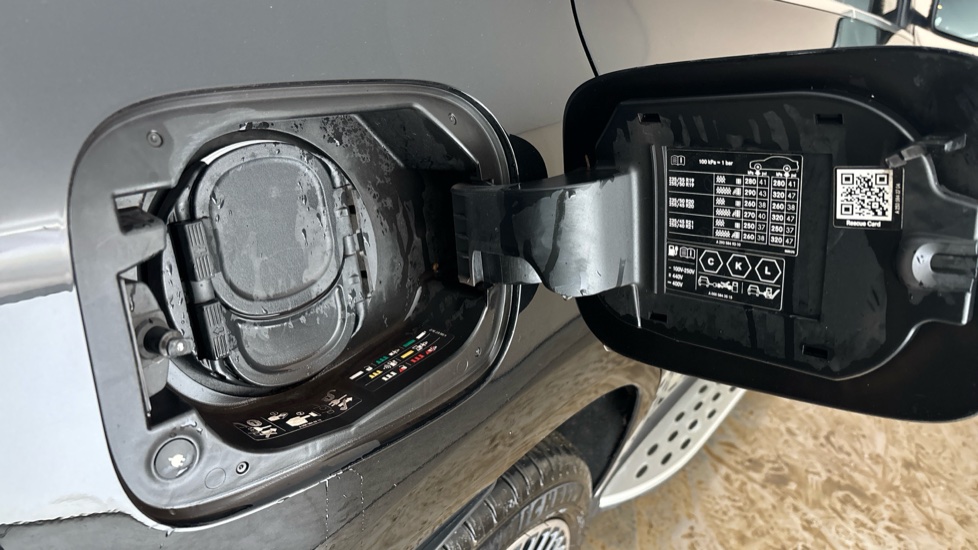 MERCEDES EQC Image 21