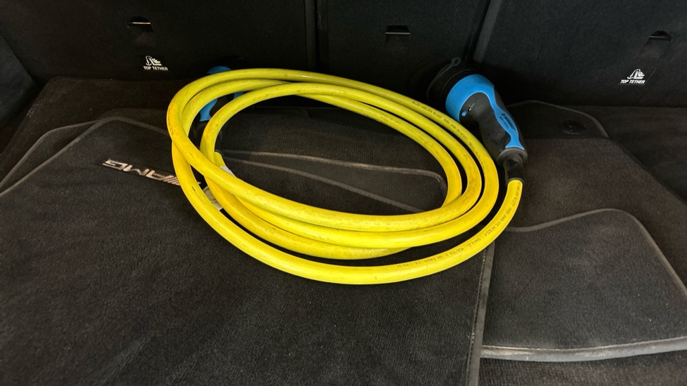 MERCEDES EQC Image 22