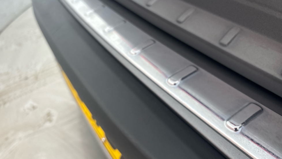 MERCEDES EQA scratches