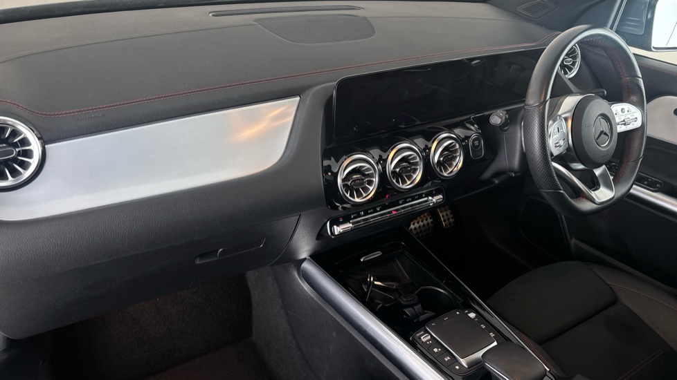 MERCEDES EQA Image 10