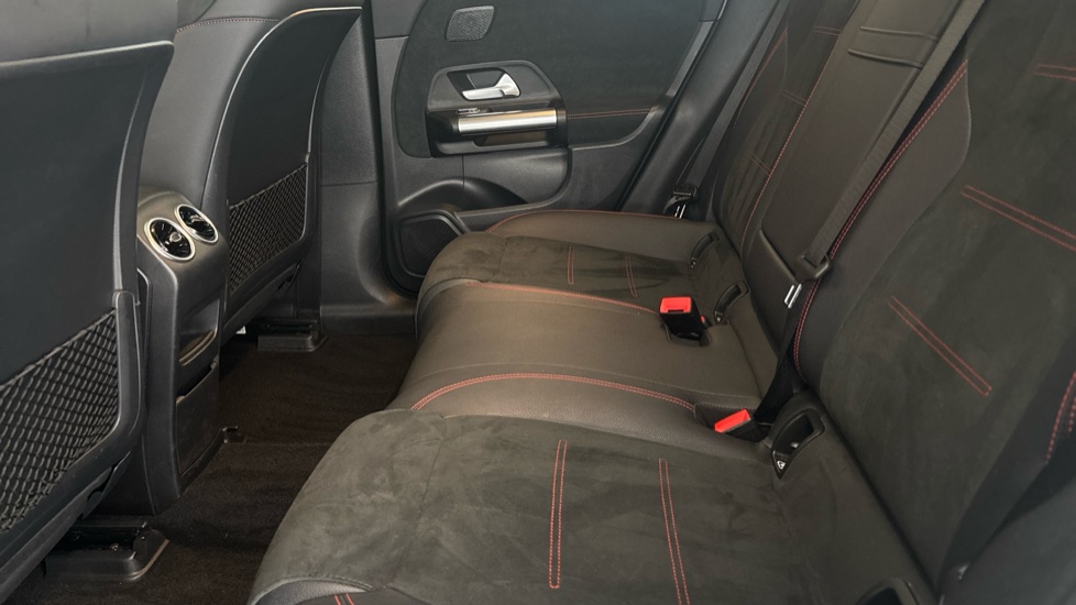 MERCEDES EQA Image 14