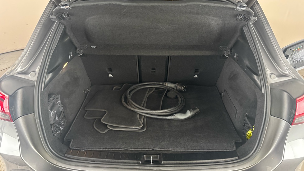 MERCEDES EQA Image 15