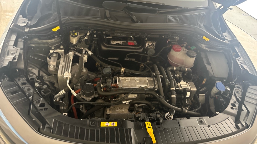 MERCEDES EQA Image 16