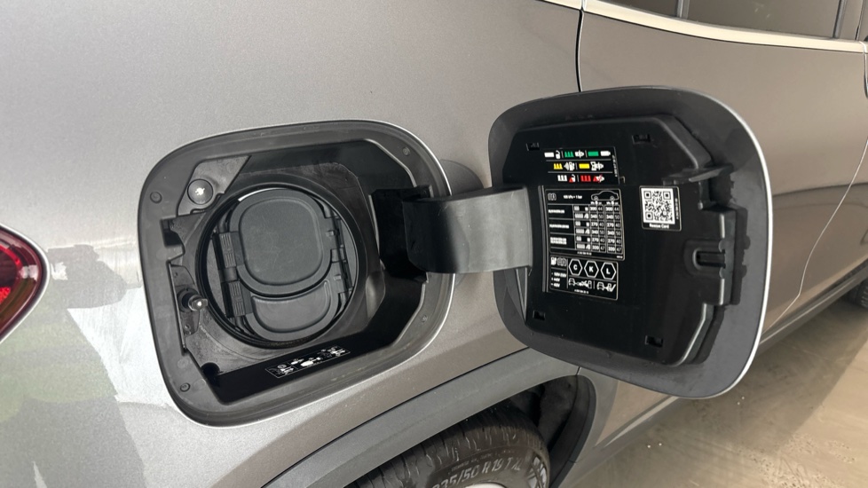 MERCEDES EQA Image 21