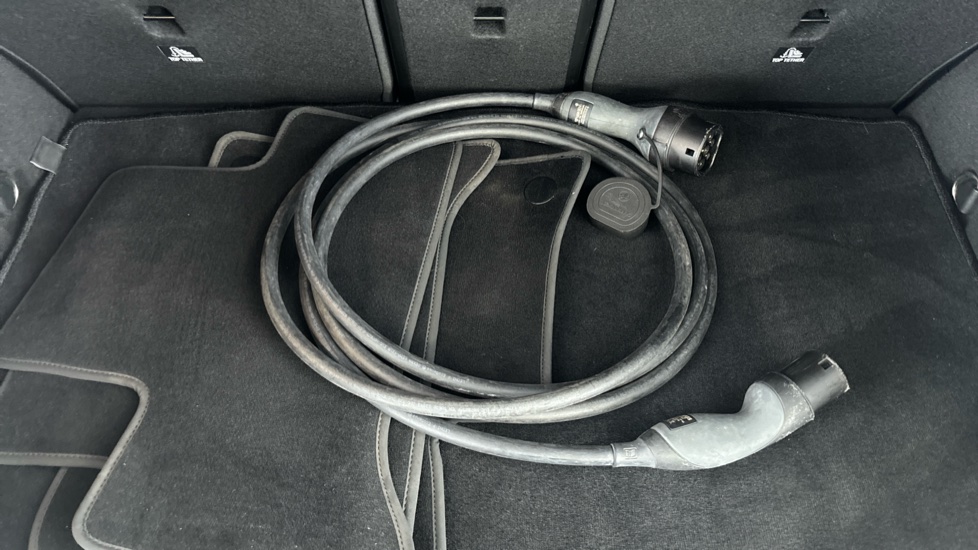 MERCEDES EQA Image 22