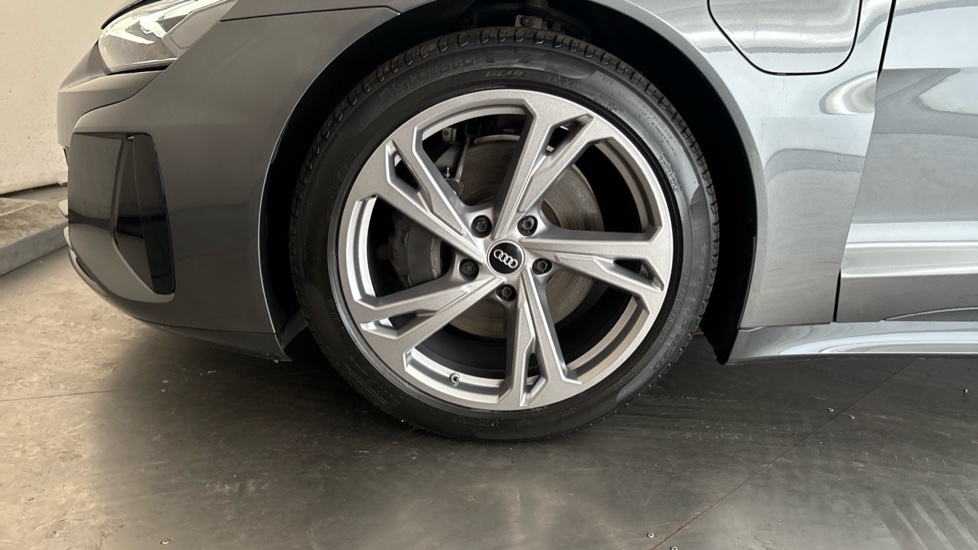 AUDI E-TRON GT Image 17