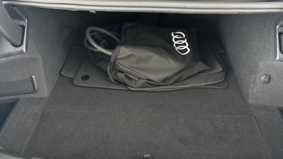 AUDI E-TRON GT Image 22