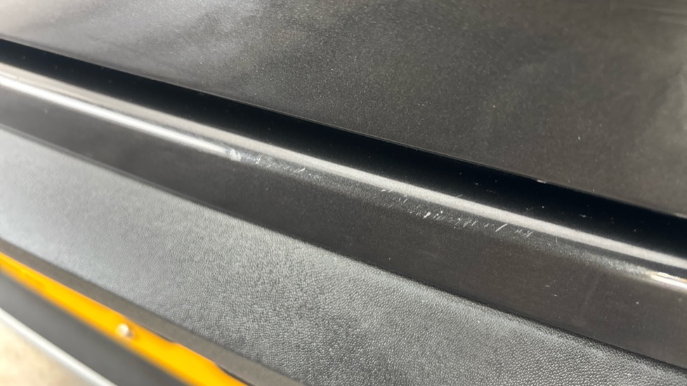 MERCEDES EQC Chips and scratches