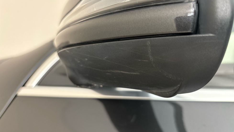 MERCEDES EQC Scuff