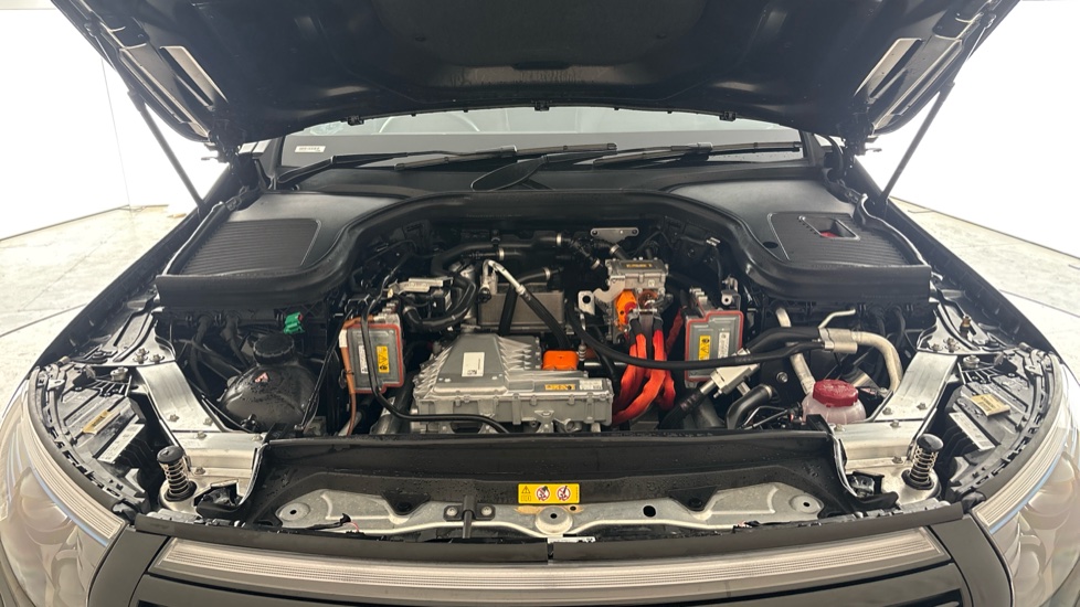 MERCEDES EQC Image 16