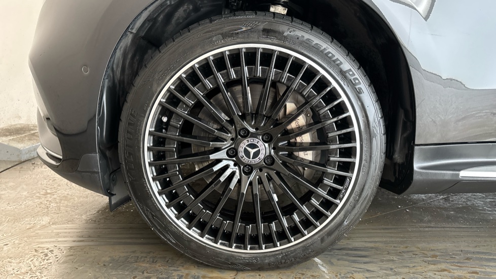 MERCEDES EQC Image 17