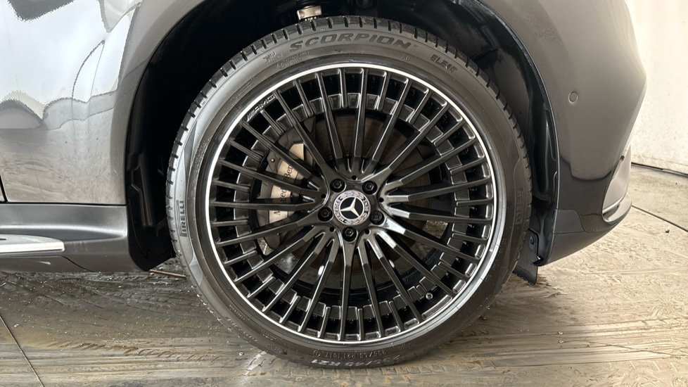 MERCEDES EQC Image 20