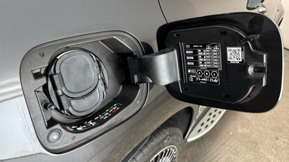 MERCEDES EQC Image 21