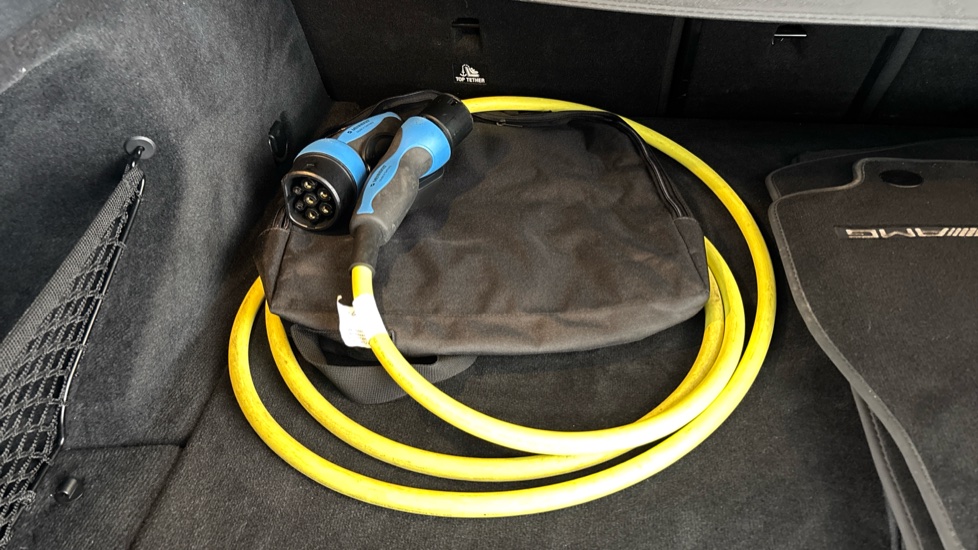 MERCEDES EQC Image 22