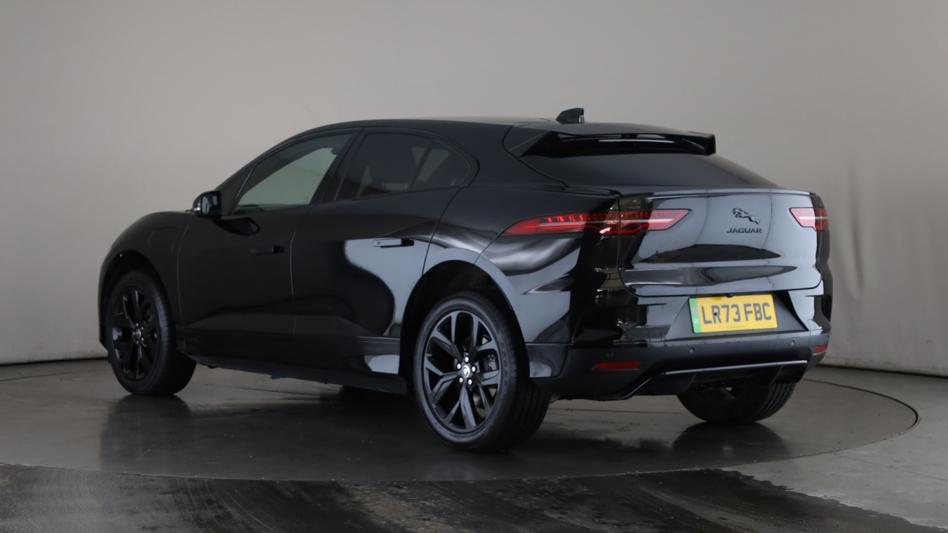 294kW EV400 R-Dynamic HSE Black 90kWh 5dr Auto
