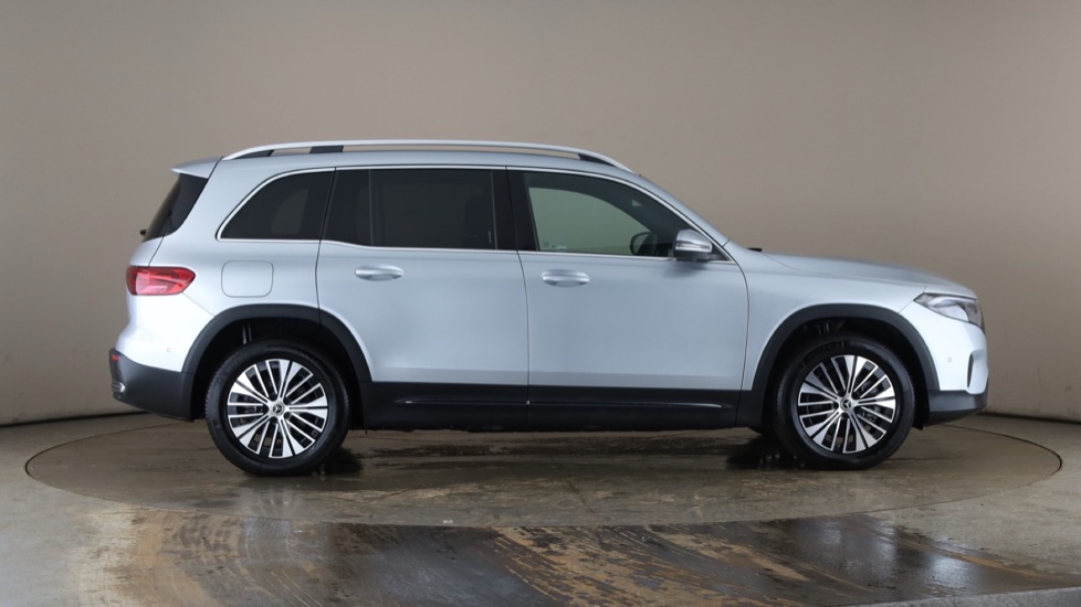 MERCEDES EQB Image 6