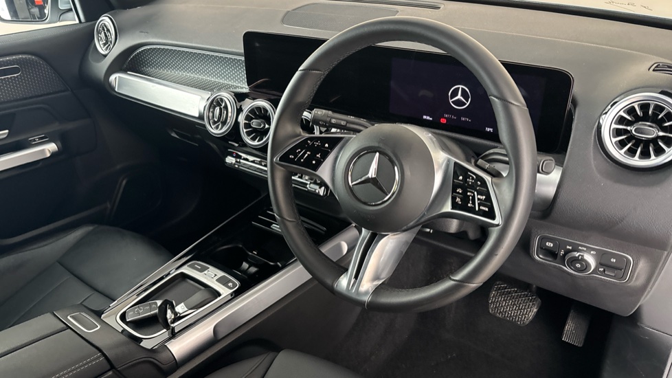 MERCEDES EQB Image 9