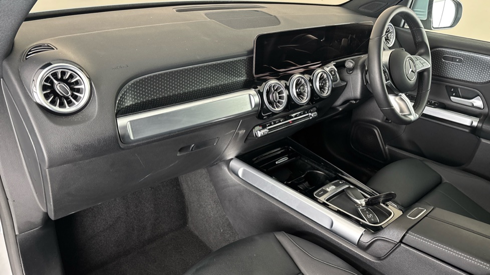 MERCEDES EQB Image 10