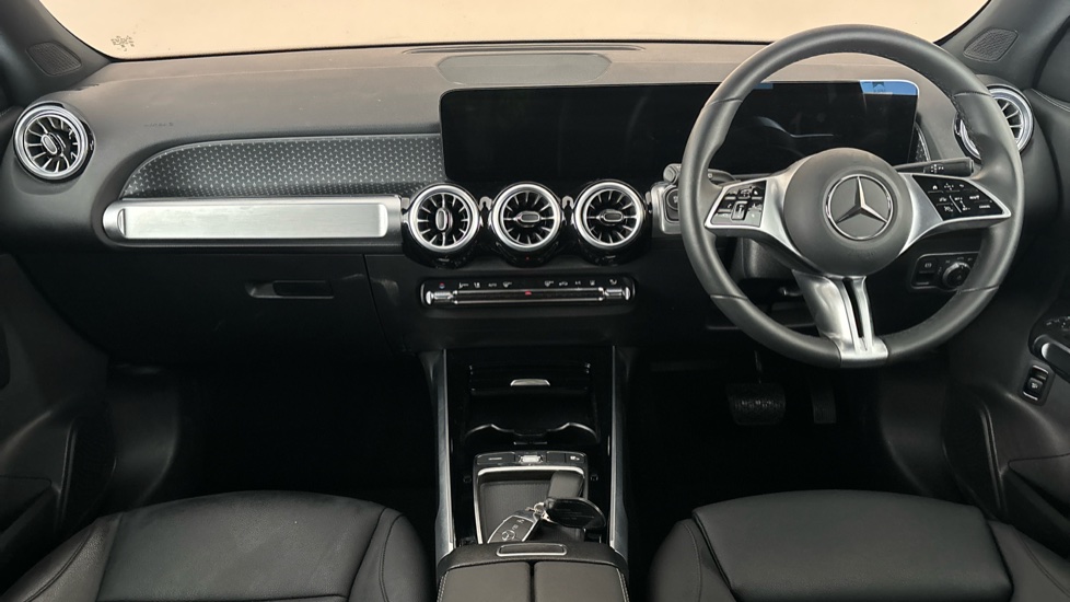 MERCEDES EQB Image 11