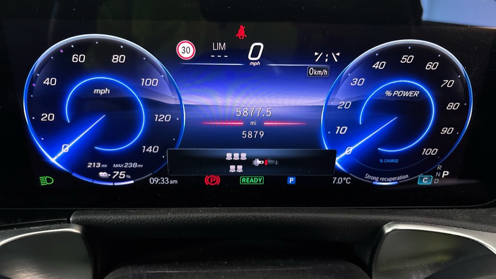 MERCEDES EQB Image 13