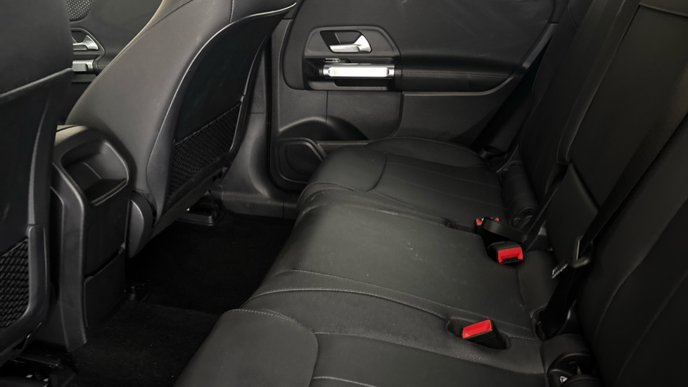 MERCEDES EQB Image 14