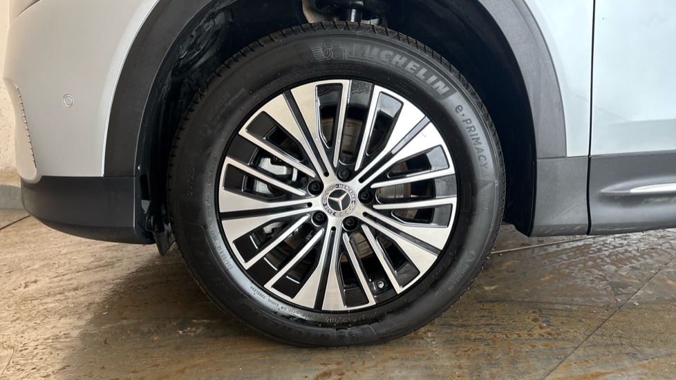 MERCEDES EQB Image 17