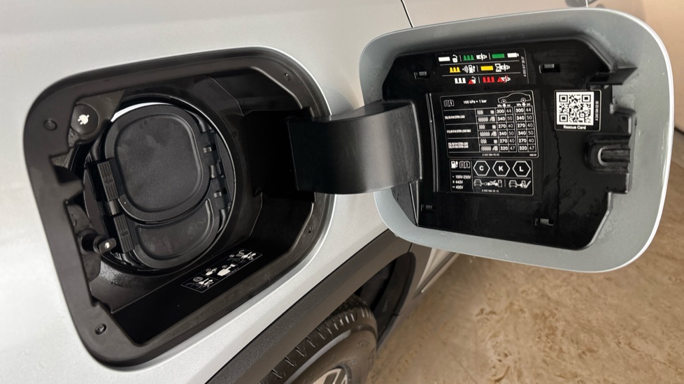 MERCEDES EQB Image 21