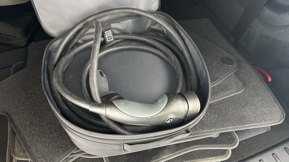 MERCEDES EQB Image 22