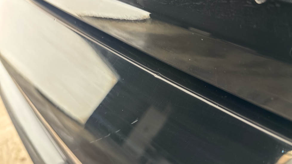 AUDI E-TRON Chips and scratches