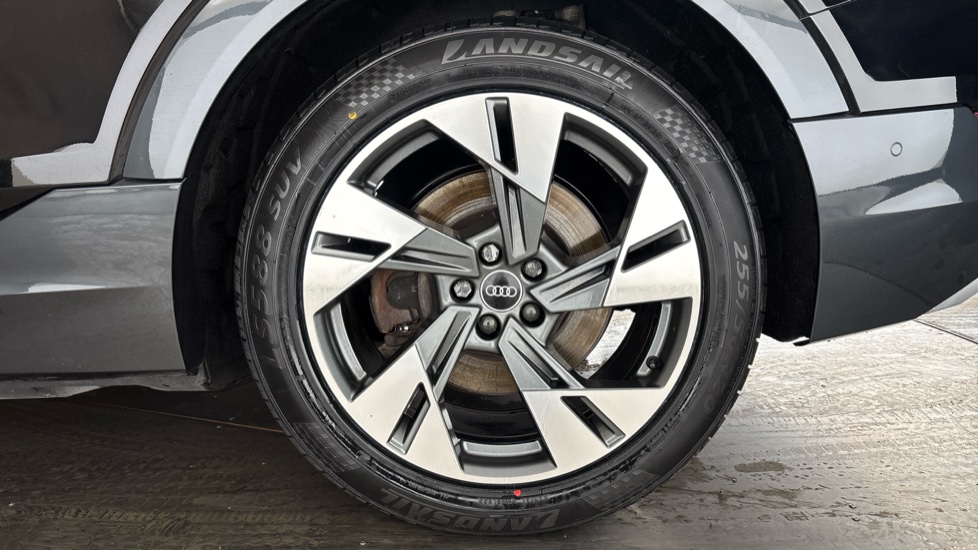 AUDI E-TRON Image 18