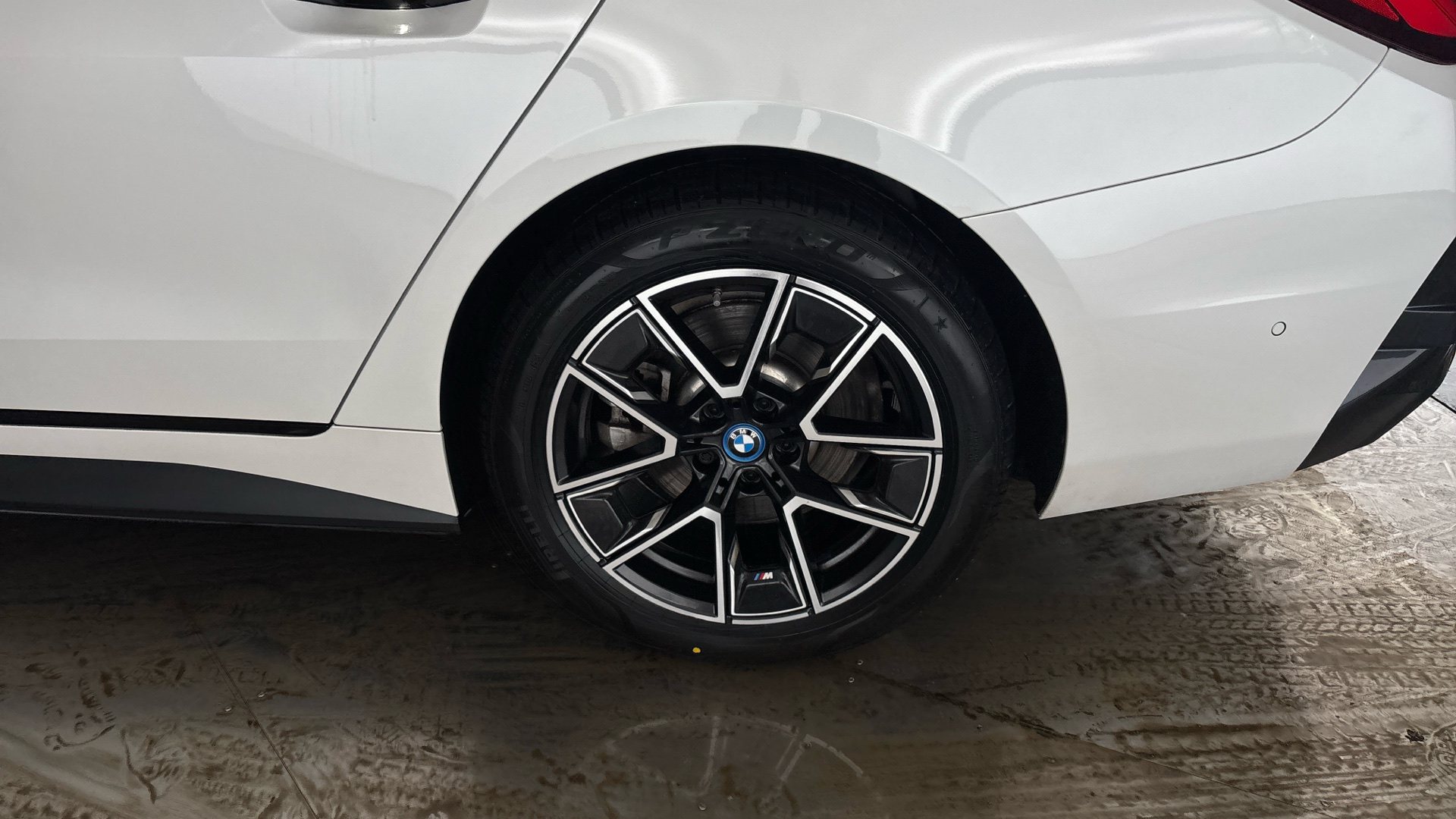 4027523 250kW eDrive40 M Sport 83.9kWh 5dr Auto