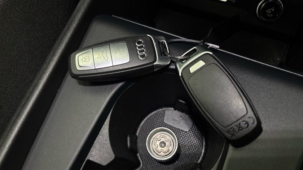 AUDI Q4 2 keys