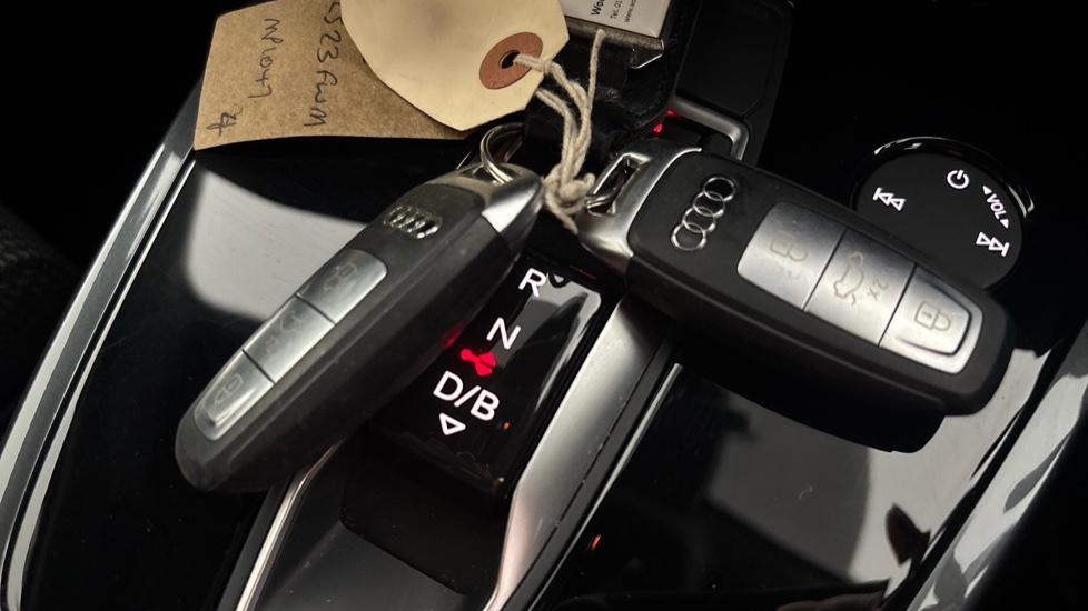 AUDI Q4 2 keys