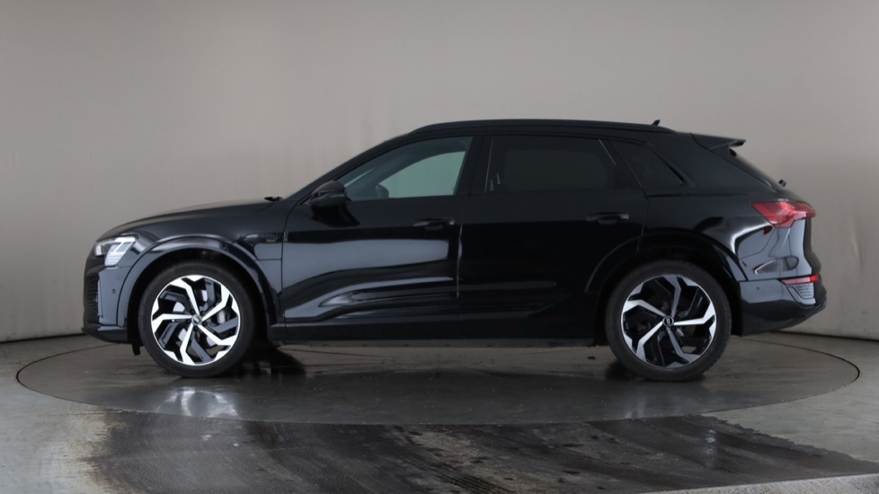 AUDI Q8 Image 2