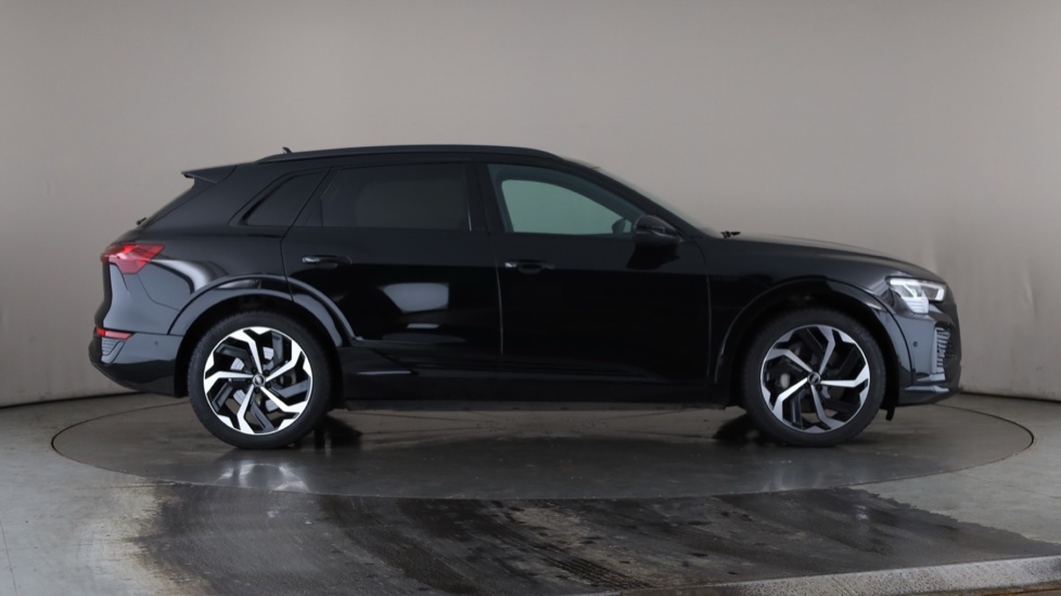 AUDI Q8 Image 6