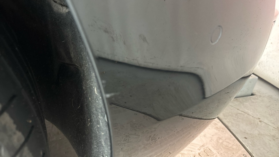 AUDI Q8 scuff